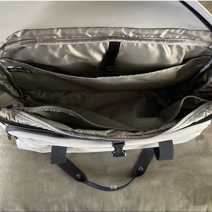 Lululemon messanger bag! NWOT, this bag is beautiful and in great condition.